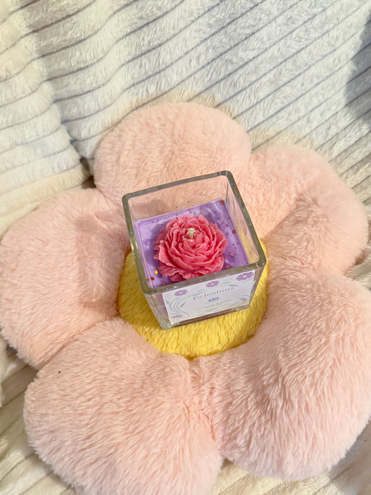Bougie Éclosion au décor de rose sculptée — Ploutos Bougie